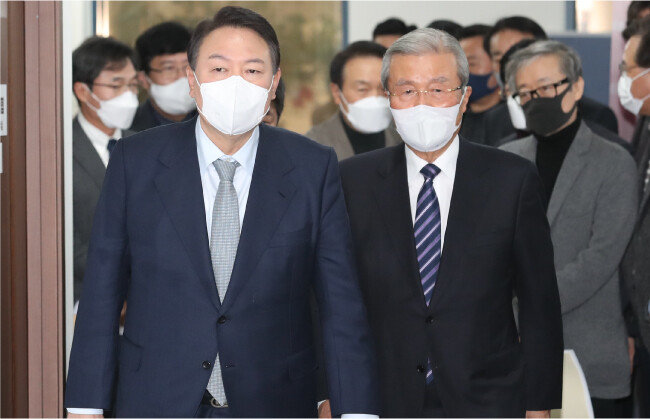 1월 2일 윤석열 국민의힘 대선후보(왼쪽)와 김종인 당시 총괄선거대책위원장이 서울 영등포구 국민의힘 당사에서 ‘윤석열의 정부혁신-디지털플랫폼정부’ 공약을 발표하기 위해 입장하고 있다. [사진공동취재단]