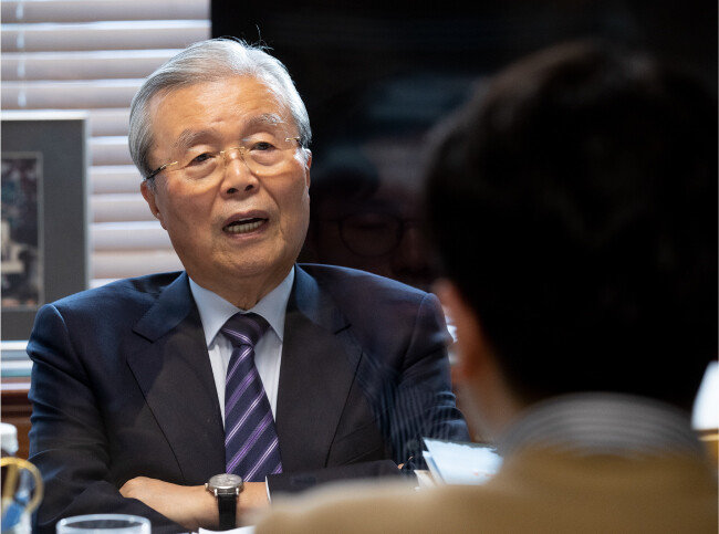 김종인 전 국민의힘 총괄선거대책위원장은 “선대위 명함을 파서 다니는 것이 영광스럽다고 생각하는 사람이 너무 많다”고 했다. [지호영 기자]