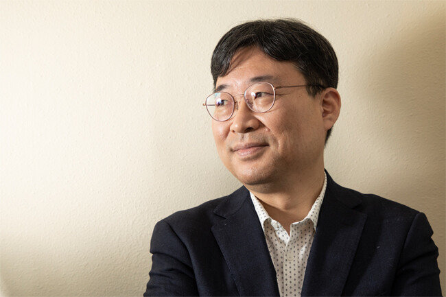 2022년 1월 5일 경기 안산시 한양대 에리카 캠퍼스 연구실에서 만난 하준경 한양대 경제학과 교수. [조영철 기자]