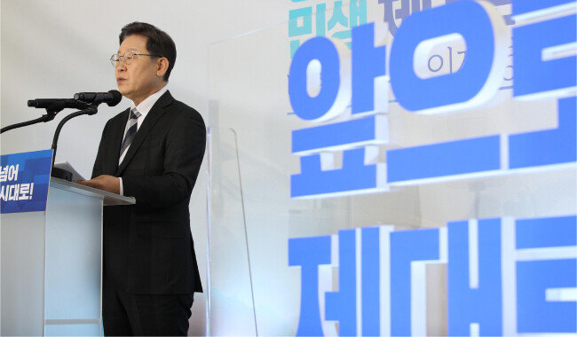 이재명 더불어민주당 대선후보는 1월 4일 경기 광명시 기아차 소하리 공장에서 신년기자회견을 열어 “4대 위기를 극복하고 국민대도약 시대를 열겠다”고 선언했다.  
 [뉴스1]