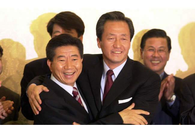  2002년 11월 15일 후보단일화를 합의한 노무현 당시 새천년민주당 대선후보(왼쪽)와 정몽준 국민통합21 대선후보. 대선 역사상 공식 선거운동이 시작된 이후 판세가 뒤집힌 경우는 노무현-정몽준 단일화 이외에는 없다. [동아DB]