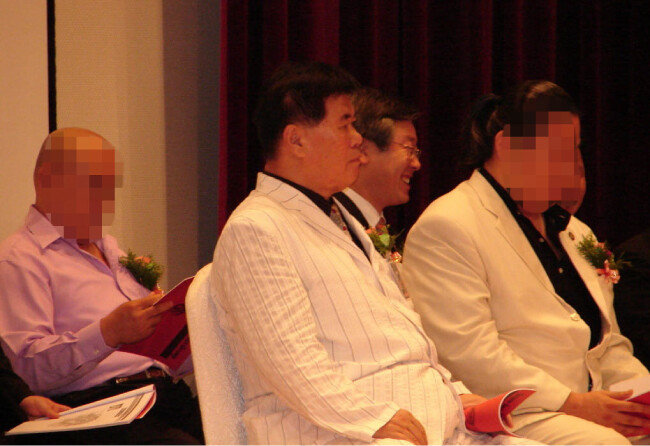 이재명 더불어민주당 대선후보가 변호사로 활동하던 2006년 6월 경호경비연합회 행사에 참석한 모습. 이 후보 앞쪽에 주먹계 원로인 조일환 씨가 보인다. [뉴스버스]