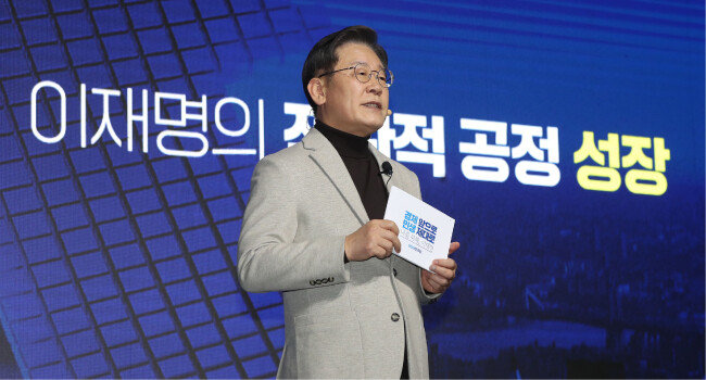 이재명 더불어민주당 대선후보가 1월 11일 서울 여의도 국회 의원회관에서 열린 신경제 비전선포식에서 1호 대선 공약인 ‘디지털 전환 성장’을 공개했다. [뉴스1]