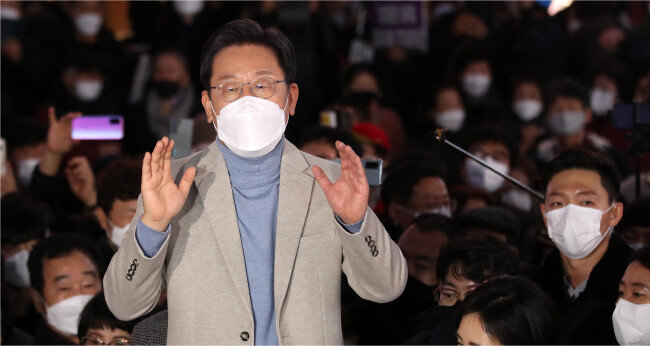 이재명 더불어민주당 대선후보가 2021년 12월 10일 대구 동성로에서 즉석 연설을 하고 있다. [뉴스1]