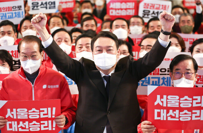 윤석열 국민의힘 대선후보가 1월 16일 서울 마포구 케이터틀에서 열린 국민의힘 서울시당 선거대책위원회 필승 결의대회에서 필승결의 구호 제창 퍼포먼스를 하고 있다. [국회사진기자단]
