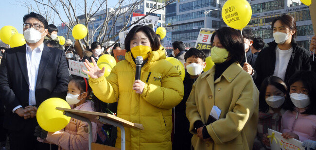 심상정 정의당 대선후보가 1월 7일 서울 구로구 창동 수직구 공사 현장을 방문해 주민들과 간담회를 하고 있다. [국회사진기자단]