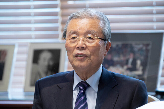 김종인 전 국민의힘 총괄선거책위원장이 1월 5일 서울 광화문 대한발전전략연구원에서 ‘신동아’와 인터뷰하고 있다. [지호영 기자]