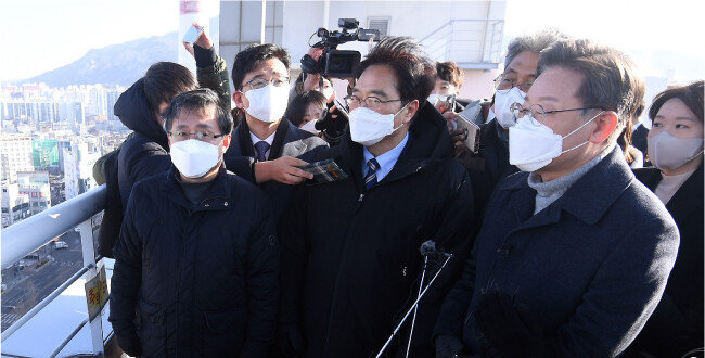 이재명 더불어민주당 대선후보가 1월 13일 서울 노원구의 한 건물에서 일대 노후 아파트를 둘러보고 있다. 이 후보는 지난해 12월부터 ‘무한책임 부동산’ 공약 시리즈를 발표하고 있다. [뉴스1]