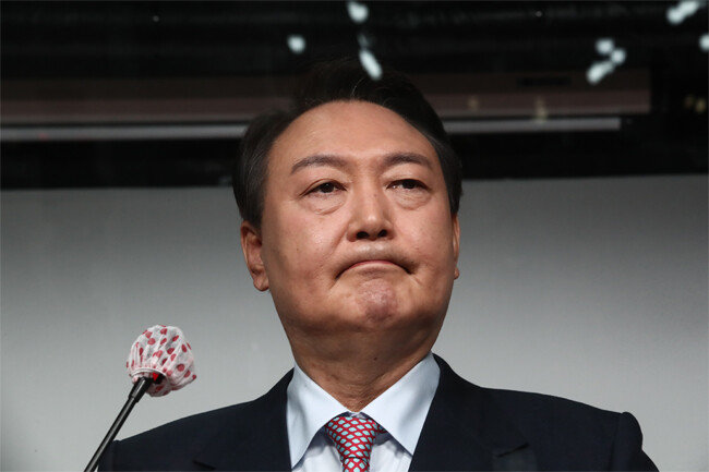 국민의힘 윤석열 대선후보가 1월 5일 서울 여의도 국민의힘 당사에서 선거대책위원회 재편을 선언하는 기자회견을 하고 있다. [동아DB]