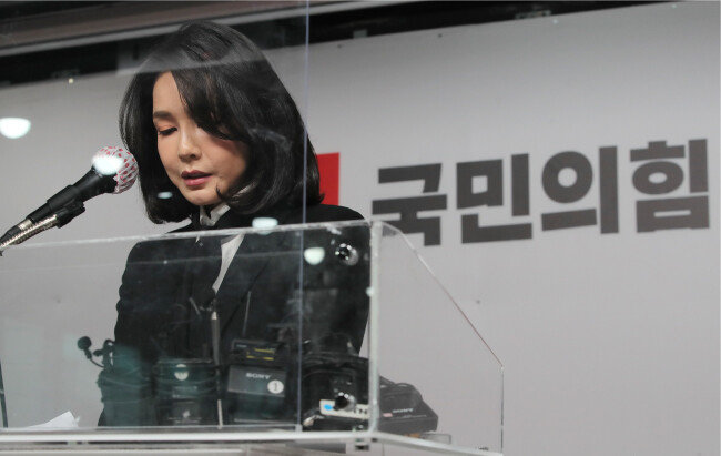 윤석열 후보의 부인 김건희 씨가 2021년 12월 26일 서울 여의도 국민의힘 중앙당사에서 자신을 둘러싼 허위 경력 기재 등 의혹에 대해 사과하고 있다. [동아DB]
