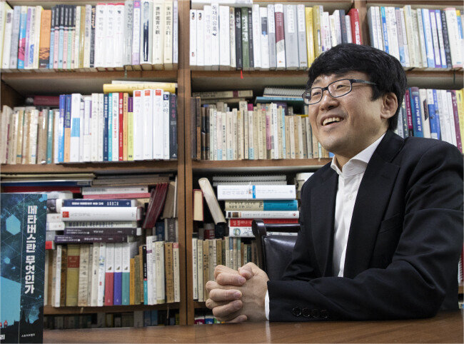 최근 ‘메타버스란 무엇인가’를 출간한 이인화 작가. [조영철 기자]