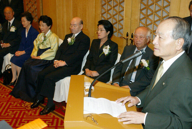 2003년 10월 6일 서울 중구 장충동 신라호텔 영빈관에서 열린 ‘80년대 경제개혁과 김재익 수석-20주기 추모 기념집’ 출판기념회에서 오명 당시 아주대 총장(전 부총리)이 기념사를 하고 있다. 이날 행사에는 강영훈 전 국무총리 부부, 이순자 전 숙명여대 교수(김재익 전 수석의 부인), 전두환 전 대통령 부부, 남덕우 전 국무총리(왼쪽부터) 등이 참석했다. [동아DB]