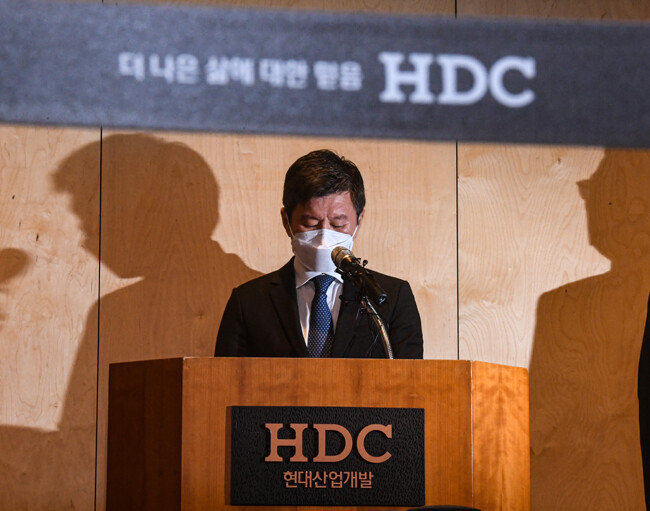 정몽규 HDC현대산업개발 회장이 1월 17일 서울 용산구 HDC현대산업개발 용산사옥 대회의실에서 광주 서구 화정아이파크 아파트 사고와 관련해 대국민 사과를 하고 있다. 이날 정 회장은 사퇴 의사를 밝혔다. [사진공동취재단]