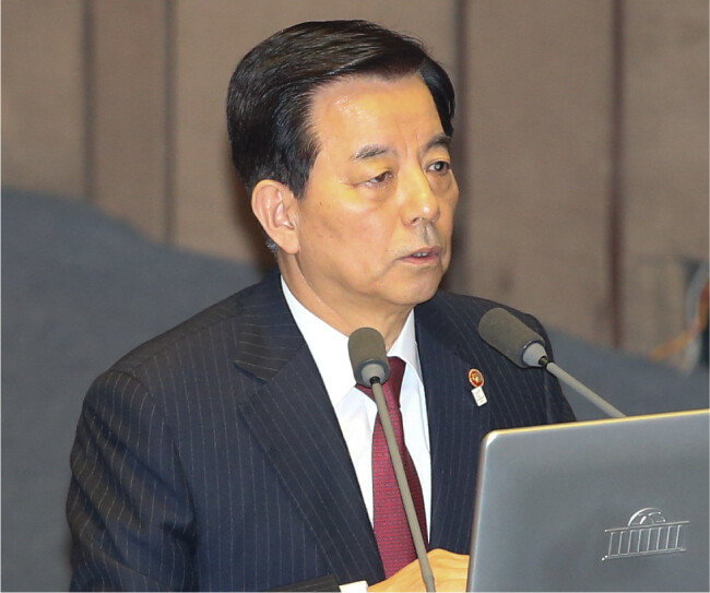 2017년 3월 17일 서울 여의도 국회 본회의장에서 의원 질의에 답하고 있는 한민구 당시 국방부장관. 한 전 장관은 야권의 반대에도 사드 배치를 강행했다. [뉴스1]