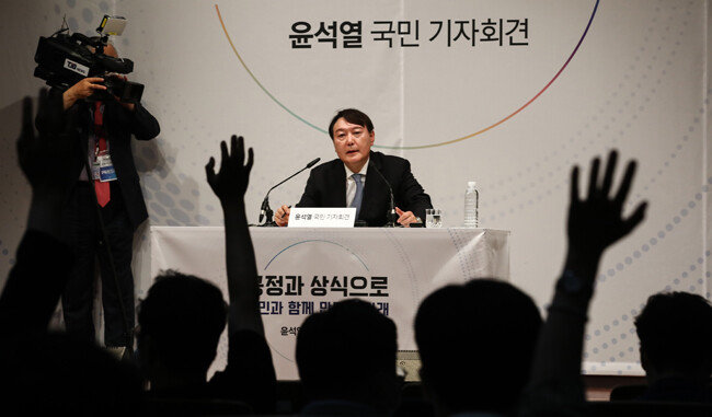 2021년 6월 29일 당시 윤석열 전 검찰총장이 서울 서초구 매헌윤봉길의사기념관에서 대선출마 기자회견을 마친 뒤 취재진의 질문을 받고 있다. 이날 그는 국민의힘 입당 여부를 묻는 질문에 “국민의힘과 정치철학이 같다”고 답했다. [사진공동취재단] 