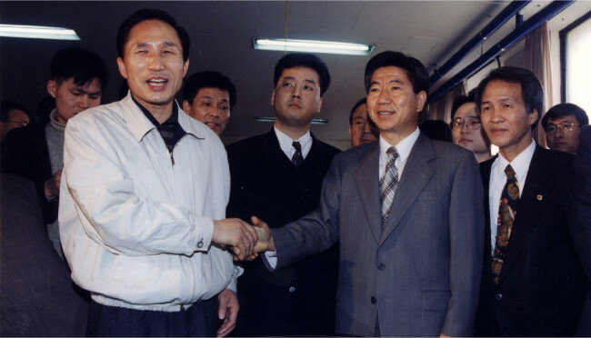 1996년 치러진 15대 총선에서는 훗날 연이어 대권을 거머쥐는 이명박 전 대통령과 노무현 전 대통령이 각각 여당과 야당 소속으로 종로에서 맞붙었다. 같은 해 3월 26일 이 전 대통령(왼쪽에서 첫 번째)과 노 전 대통령(오른쪽에서 두 번째)이 후보자 등록을 마친 뒤 악수하고 있다. [동아DB]