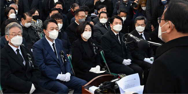 2021년 11월 22일 국립서울현충원에서 열린 김영삼 전 대통령 서거 6주기 추모식에서 (왼쪽부터) 이재명·윤석열·심상정·안철수·김동연 등 각 당 대선후보가 김부겸 국무총리의 추모사를 듣고 있다. 이 중 이 후보는 김 후보와, 윤 후보는 안 후보와 연대설이 돌고 있다. [공동취재단]