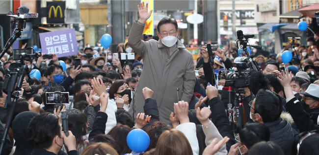이재명 민주당 대선후보가 1월 23일 경기 안성시 명동거리를 찾아 시민들에게 인사하고 있다. [뉴스1]