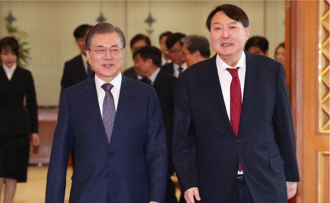 2019년 7월 25일 문재인 대통령이 청와대 본관 충무실에서 윤석열 검찰총장에게 임명장을 준 뒤 환담을 하러 인왕실로 이동하고 있다. [청와대사진기자단]