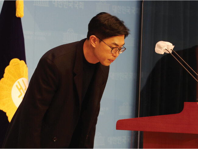 지난해 12월 9일 노재승 국민의힘 공동선대위원장이 국회 소통관에서 선대위원장직 사퇴를 알린 뒤 인사하고 있다. 그는 12월 5일 윤석열 후보 캠프에 영입된 지 4일 만에 막말 논란으로 사퇴했다. [동아DB]
