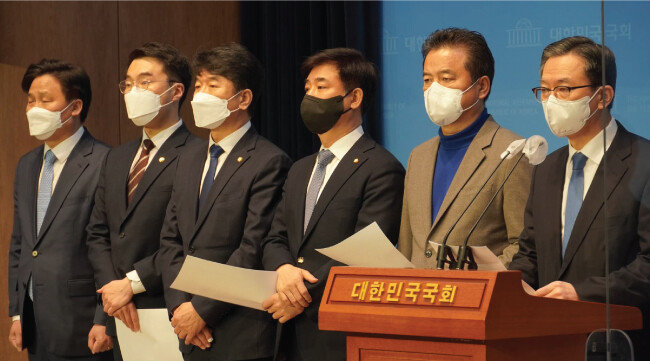 이재명 더불어민주당 대선후보 측근인 ‘7인회’가 1월 24일 임명직을 맡지 않겠다고 선언하고 있다. 왼쪽부터 김영진·김남국·문진석·김병욱·임종성·정성호 의원. [김남국의원 페이스북 ]