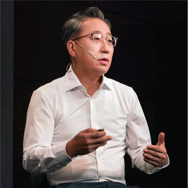 1월 19일 윤호영 카카오뱅크 대표이사가 지난해 4분기 스톡옵션 25만 주 중 일부를 행사한 사실이 뒤늦게 알려져 논란이 됐다. 사진은 지난해 7월 20일 윤 대표가 기업공개(IPO) 프레스톡에서 상장 계획을 밝히는 모습. [뉴스1]