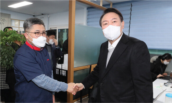 지난해 12월 22일 윤석열 국민의힘 대선후보가 함운경 씨가 운영하는 횟집을 찾았다. [동아DB]