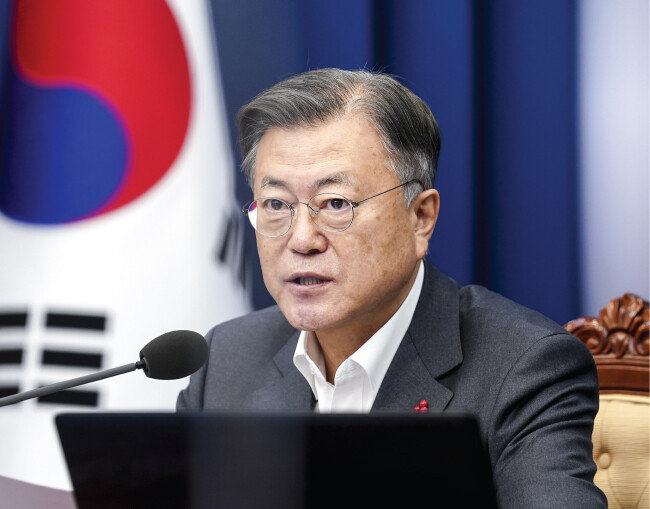 문재인 대통령이 1월 10일 청와대 여민관에서 열린 2022년 첫 수석보좌관회의를 주재하고 있다. 2017년 5월 10일 취임한 문 대통령은 5월 9일 퇴임한다. [청와대 사진기자단]