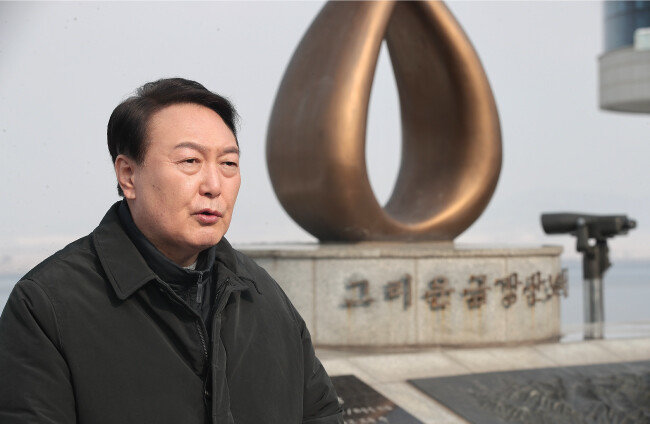 윤석열 국민의힘 대선후보가 2월 1일 인천 강화군 양서면 강화평화전망대를 찾아 사드 추가 배치 및 선제공격 전략 수립 등 안보 공약에 대해 설명하고 있다. [뉴스1]