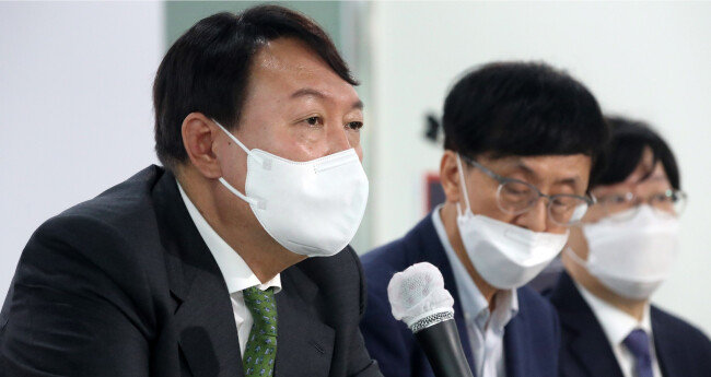 지난해 8월 29일 윤석열 국민의힘 대선후보와 김경환 서강대 교수(가운데)는 국민의힘 당사에서 경선을 앞두고 부동산 공약을 발표했다. [뉴스1]