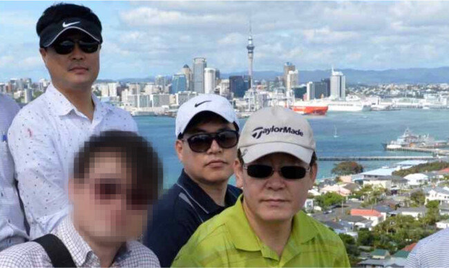 2015년 1월 당시 성남시장이던 이재명 더불어민주당 대선후보(오른쪽)가 뉴질랜드에서 찍은 사진. 유동규 전 성남도시개발공사 사장 직무대리(이 후보 왼쪽), 김문기 전 성남도시개발공사 개발1처장(왼쪽 서 있는 사람)의 모습이 보인다. [이기인 국민의힘 성남시의원]