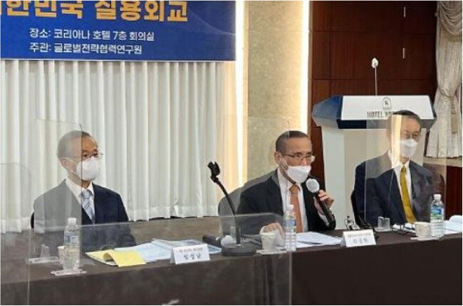 이재명 민주당 대선후보 직속 실용외교위원회가 2월 14일 ‘신경제·신안보 시대 대한민국 실용외교’란 주제로 세미나를 열고 있다. [뉴시스]