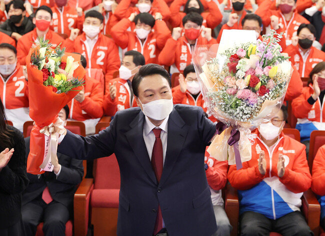 윤석열 제20대 대통령 당선인이 10일 오전 4시 반 서울 여의도 국회 도서관에 마련된 국민의힘 대선 개표 상황실에 도착해 인사하고 있다. [국회사진기자단]
