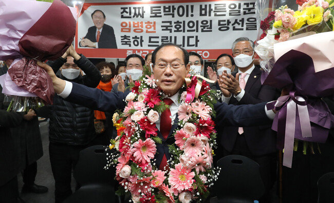대구 중·남구 국회의원 보궐선거에 출마한 임병헌 무소속 후보가 당선이 유력해진 10일 오전 대구 남구 대명동 선거사무소에서 지지자들의 축하를 받고 있다. [뉴스1]