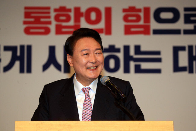 윤석열 대통령 당선인이 3월 10일 서울 여의도 국회도서관에서 당선 인사 겸 기자회견을 하고 있다. [장승윤 동아일보 기자]