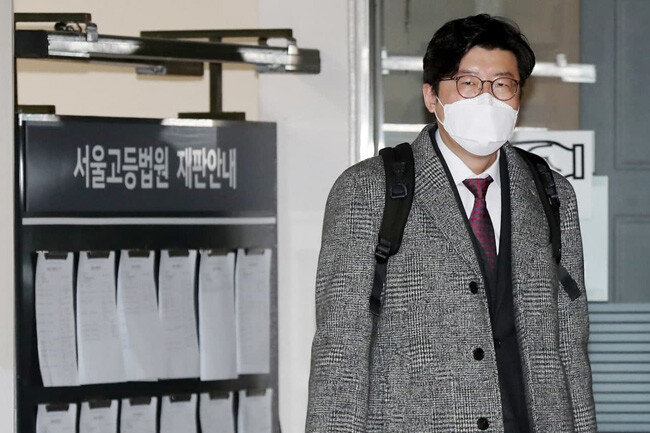 김학의 전 법무부 차관 불법 출국금지에 관여한 혐의 등으로 기소된 이규원 춘천지검 부부장검사가 1월 21일 오전 서울 서초구 서울중앙지법에서 열린 속행공판을 마친 뒤 법원을 나서고 있다. (뉴스1)