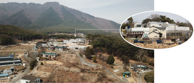 경남 양산시 하북면 평산마을 전경. 마을 가장 위쪽에 문재인 대통령의 사저가 보인다. 아래쪽에는 마을 사람들의 농지가 있고, 농지 양쪽으로 민가가 늘어서 있다. [지호영 기자]
