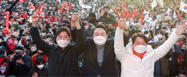 3월 5일 윤석열 당시 국민의힘 대선후보가 서울 광진구 어린이대공원 후문에서 열린 유세에서 이준석 국민의힘 대표(왼쪽), 안철수 국민의당 대표(오른쪽)와 함께 지지를 호소하고 있다. [뉴스1]