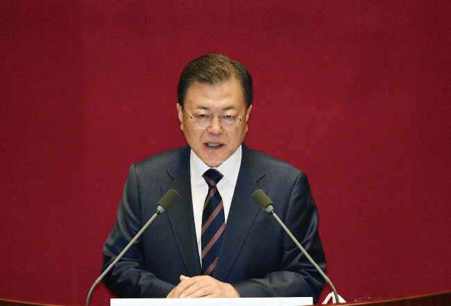 문재인 대통령이 2021년 10월 25일 서울 여의도 국회 본회의장에서 2022년도 예산안 시정연설을 하고 있다. [뉴시스]