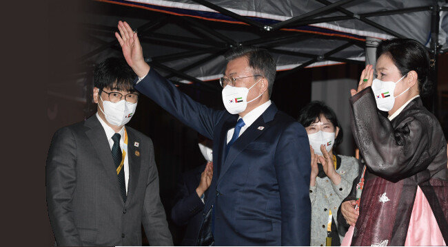 1월 16일(현지 시간) 아랍에미리트 두바이를 방문한 문재인 대통령과 부인 김정숙 여사가 두바이 엑스포장 내 주빌리공원에서 열린 ‘한국의 날 K-POP 콘서트’에 입장하면서 관중에게 손을 흔들고 있다. 왼쪽은 탁현민 대통령비서실 의전비서관. [두바이=청와대사진기자단]