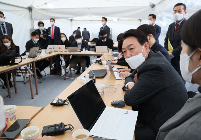 윤석열 대통령 당선인이 3월 23일 서울 종로구 통의동 집무실 앞에 설치된 프레스다방을 찾아 취재진과 즉석 차담회를 하고 있다. [사진공동취재단]