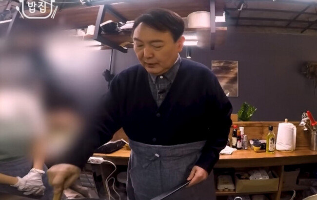 지난해 12월 29일 윤석열 당시 국민의힘 대선후보가 직접 만든 음식을 시민에게 대접하는 콘셉트의 유튜브 콘텐츠 ‘석열이형네 밥집’을 공개한 바 있다. [국민의힘]