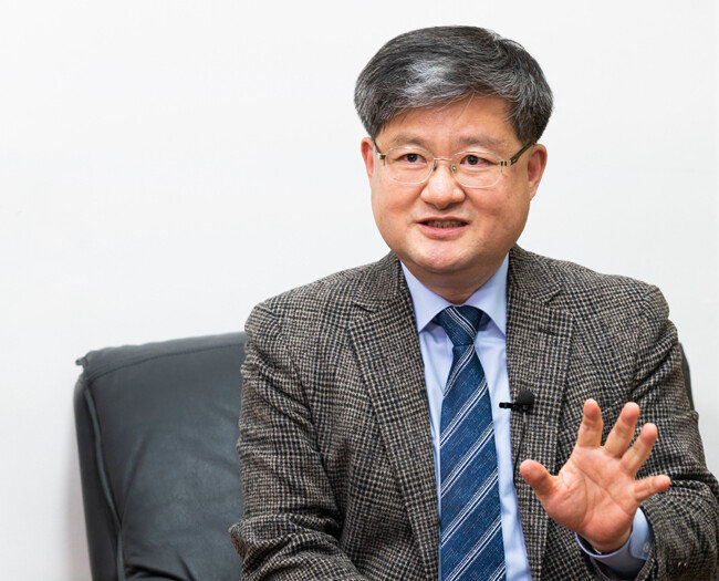 3월 4일 ‘신동아’와 만난 권오병 경희대 교수는 우주산업에 대한 경제적 접근을 강조했다. [홍태식 객원기자]