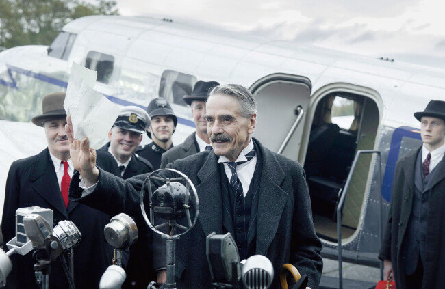 체임벌린이 흔든 평화선언문은 채 1년도 되지 않아 의미를 잃게 된다. 외면으로 얻은 평화는 그만큼 부질없다. [넷플릭스]