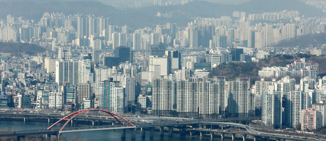 부동산 가격 급등 이후 아파트 청약 시장에 대한 관심이 커지고 있다. [뉴시스]