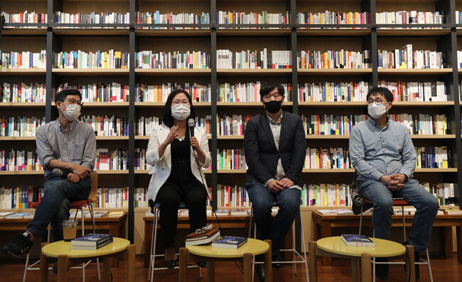진중권 전 동양대 교수, 권경애 법무법인 해미르 변호사, 서민 단국대 의대 교수, 김경율 회계사(왼쪽부터)가 2020년 9월 25일 서울 강남구 최인아책방에서 열린 ‘한 번도 경험해보지 못한 나라’(일명 조국흑서) 출간 관련 기자 간담회를 하고 있다. [홍진환 동아일보 기자]