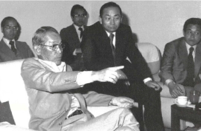 한국반도체 부천공장을 찾은 호암 이병철 회장이 뭔가를 보면서 지시하고 있다. 오른쪽 옆은 강진구 전 삼성전자 회장. [삼성전자]