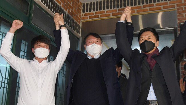 지난해 12월 3일 당시 국민의힘 윤석열 대선 후보와 이준석 대표, 김기현 원내대표가 울산시 울주군 한 식당에서 만찬 회동 후 대선 승리를 다짐하며 포즈를 취하고 있다. [뉴시스]