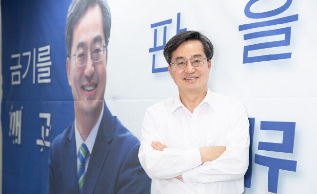 김동연 전 경제부총리가 대선 때 자신이 창당한 새로운물결 당사 앞에서 포즈를 취했다지. [지호영 기자]