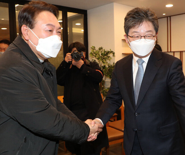 2월 17일 윤석열 당시 국민의힘 대선후보와 유승민 전 국민의힘 의원이 서울 여의도 한 카페에서 회동하고 있다. 유 전 의원은 “윤 당선인과 불편한 사이가 아니다”라고 했다 . [뉴스1]
